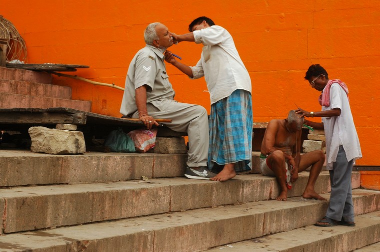 Varanasi, uliczni fryzjerzy (Indie 2008, lato, część pierwsza)